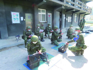 步兵連官兵實施專精管道訓練之步槍實作。(圖/文: 鄭真)