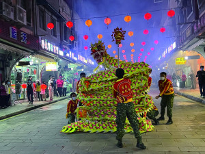 役男透過舞龍的方式參與民俗活動,更能融入馬祖的日常生活。(圖/文:鄭真)