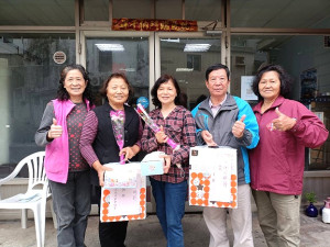 東莒長青協會致贈會員媽媽與社區年長媽媽康乃馨花束,提前祝賀母親節快樂。(圖/文:蔡夢玲)