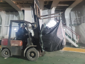 環資局再啟動東引地區海廢保麗龍轉運處理作業,運用臺馬輪航班將保麗龍運到南竿後端廠進行熱熔處理。(圖:連江縣環資局)