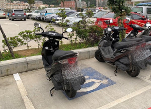 南竿警察所港務大樓周邊道路交通大執法,5月1日、2日兩天下來開出25張占用大客車、身障停車格罰單。(圖:連江縣警察局)