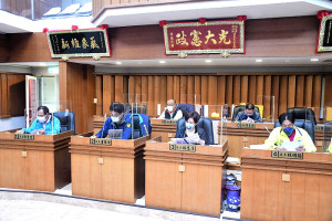 　縣議會第7屆第10次臨時會開議，議員們完成報到並召開預備會議；縣長劉增應、秘書長張龍德前往致意。（圖／文：曹重偉）