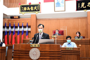 　縣議會第7屆第10次臨時會5日正式開議，副議長周瑞國宣布開會及致開議詞後，縣長劉增應就新冠肺炎防疫進行專案報告。（圖／文：曹重偉）