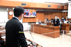 　縣議會5日召開第7屆第10次臨時會，出席議員聽取縣長劉增應就疫情現況及防疫因應措施作專案報告，再就內容提出質詢。（圖／文：曹重偉）