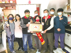 　南竿鄉長陳振國、鄉代會主席陳志華等到府表揚今年獲獎模範母親林玉蘭、林雪梅。（圖／文：吳嘉榮）