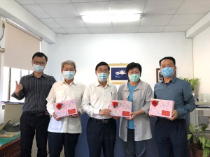 讓媽媽美美的!慶祝今年母親節,縣警局長郭順德6日率副局長陳明傑及主任秘書蔡耀順,逐一辦公室贈送母親節面膜禮盒予媽媽同仁。(圖:連江縣警察局)