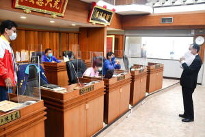 　縣議會臨時會6日閉會，副議長周瑞國感謝大家付出與參與；縣長劉增應、局處首長會後紛紛向議員們拱手致意。（圖／文：曹重偉）