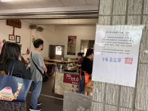 疫情升高,馬祖5日起出現確診2位數後,山隴市場2樓早餐攤在地鄉親 、遊客都減少,鼎邊糊店大排長龍場景也不見。(圖:馬祖日報)