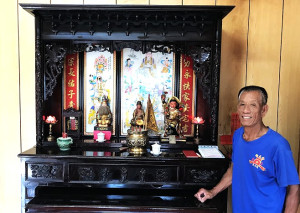 「躍馬號」船長特地駛船赴台,購置一套精美的神桌神案,運回北竿後,包了台軍卡車送到坂里,酬謝三太子的庇佑,圖右王美淦。