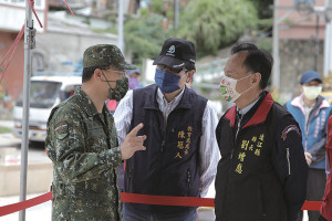 廖指揮官與劉縣長於演習中交換意見。(圖:杜育萱)