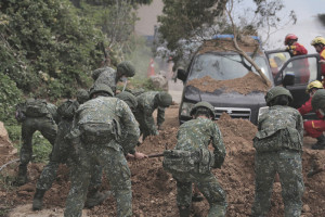 官兵與警消共同執行災防演習。(圖:杜育萱)