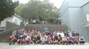軍事訓練役訓員於隊史館前合影留念。(圖:張玄德)
