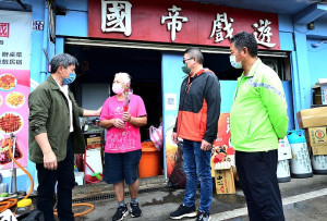 　東引鄉公所、鄉民代表會與樂華村長、中柳村長代表縣長劉增應到府表揚模範母親陳良金女士，並走訪全鄉贈送康乃馨，向媽媽們表達祝福與感恩。（圖／文：陳其敏）