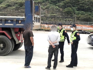 確保大型車輛行車安全,南警所走動式宣導砂石車駕駛,進入社區應做好速度管理,共同維護社區及觀光客交通安全。(圖:連江縣警察局南竿警察所)