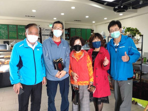 　鄉長謝春欗及代表曹端陽等人，代表縣長劉增應到府致贈匾額表揚模範人員（上），表達祝賀之意並贈送每位媽媽賀節禮品（下）。（圖／文：蔡夢玲）