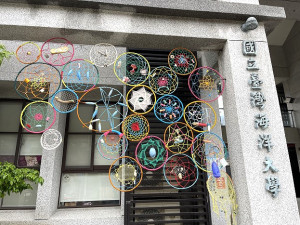 　海大馬祖校區大門新增海洋意象裝置藝術，期望也能成為社區打卡點。（圖／文：陳鵬雄）