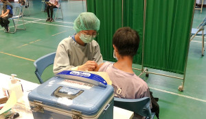 　配合防疫政策，指揮中心10日由縣醫團隊前往仁愛、中正校園為6至11歲幼童施打莫德納疫苗，首日共有25名學童完成接種。（圖／文：曹重偉）