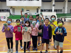 台灣專業護具公司極騰 Greaten贊助馬祖羽球訓練站學員小腿套,以行動支持離島運動發展。(圖:連江縣體育會羽球委員會)