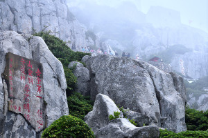 　東引燈塔「太白天聲」下方海岸，「山受訓守護神李君明德紀念碑」缺損一角，老兵建議進行修繕，完整呈現紀念碑的歷史意義。（圖／文：陳其敏）