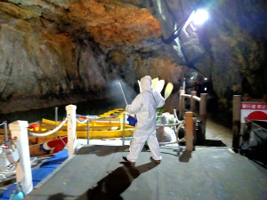 南竿北海坑道12日起恢復正常開放,為落實防疫,坑道內每日消毒2次,從入內參觀區、等候區,以及舢舨搖櫓器具均做消毒。(圖:鐵仁育樂公司)