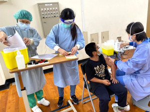 　配合防疫政策，縣醫團隊12日下午前往介壽校園為6至11歲幼童施打莫德納疫苗，在校長、老師協助指揮下，共43名學童完成接種。（圖：介壽國小）