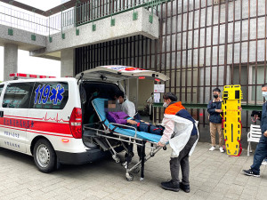 北竿中澳口往白沙山線路段一起機車自摔意外,後座女性乘客左大腿骨折後送南竿。(圖/文:陳鵬雄)