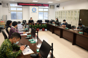 　縣疫情指揮中心召開第125次防疫會議，由縣長劉增應主持，會中公布新增5名確診個案（3男2女），所在地南竿3名，東、西莒各1名。（圖／文：曹重偉）