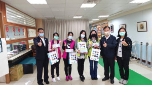 縣府今年護理師節取消表揚餐會,由縣長劉增應防疫會議前致贈護理人員代表感謝卡及小禮品,會後前往大同之家等處給第一線人員勉勵。(圖/文:曹重偉)