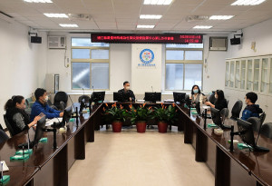 　縣疫情指揮中心召開第126次防疫會議，由縣長劉增應主持，公布新增19名確診個案（14男5女），所在地南竿11名、西莒5名、東引3名。（圖／文：曹重偉）