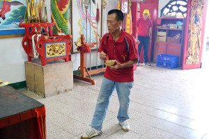 ▲王美淦於三太子廟降神附身,為信眾祈福解禍。