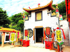 ▲從白沙往坂里,過了中澳口,在村口左側,可望見一間供奉「三太子李哪吒」的廟宇,正面官帽式山牆,面向大海,非常顯眼。