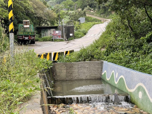 南竿勝利水庫上游集水壩溢流而下經溝渠流向水庫,今年下腰山溝渠經施作鋪設石頭等過濾,連日水流出現發揮淨化作用。(圖:馬祖日報)