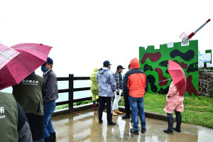 　東引鄉民代表會定期大會第一天鄉政考察，所會除了探訪村落，並勘察圓圓澳據點營舍，關切防疫隔離檢疫處所量能不足的問題。（圖／文：陳其敏）