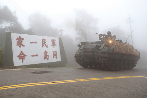 CM-21裝甲運兵車依令機動前往戰術位置。(圖:郭宣綸)