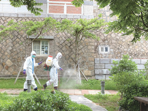 官兵執行社區消毒作業。(圖:黃朝瑋)