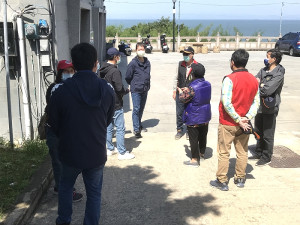 　南竿鄉代會17日於四維村進行鄉政考察，瞭解天母宮周邊環境改善事宜。（圖／文：吳嘉榮）