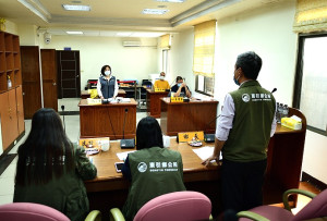 　東引鄉民代表會定期大會鄉政總質詢，鄉代表針對防疫、碼頭整體環境改善等問題提出詢問。（圖／文：陳其敏）