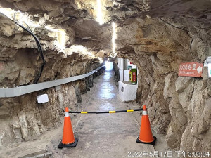 大漢據點1號砲口頂部因侵蝕與含水量過高,造成頂部水泥塊掉落,為確保安全暫停參觀。(圖:馬管處)