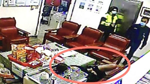 一名魏姓遊客喝到掛,經超商報案後,因其不勝酒力,為顧及其人身安全,警方貼心將其載回南竿所借宿一晚。(圖:連江縣警察局)