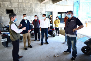 　副縣長王忠銘、議長張永江勘察東引鄉公所重建工程，並會同鄉公所、鄉代會走訪中柱港區等地方，瞭解地方建設情況與需求。（圖／文：陳其敏）