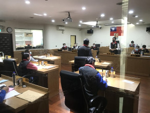 　南竿鄉代會第2天鄉政總質詢，鄉代們針對送餐服務、墓政業務等多項議題提出質詢。（圖／文：吳嘉榮）