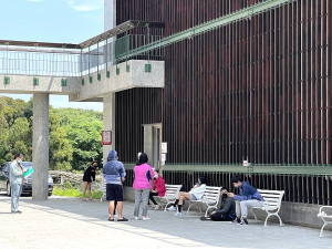 　新冠病毒入侵校園，北竿中山國中及塘岐國小都實施預防性停課措施，19日下午部份師生前往衛生所快篩。（圖／文：陳鵬雄）