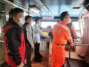 　遏阻大陸漁船及保護海洋資源，產發處偕同海巡單位執行海上巡邏及違法網具撈捕戒護作業。（圖：產發處）