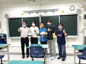 111年國中教育會考21日、22日舉行,副縣長王忠銘為考生加油並致贈餐盒。(圖:教育處)
