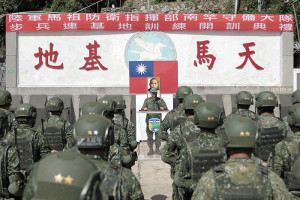 廖指揮官主持基地開訓典禮,期勉官兵為連隊爭取佳績。(圖:鄭真)