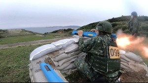 官兵實施各建制武器實彈射擊訓練。(圖:鄭真)