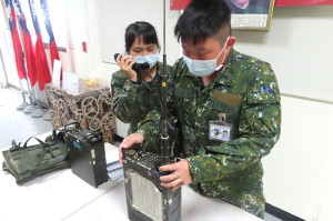 官兵藉由實際操作以熟悉通信機各項功能。(圖:吳采諺)
