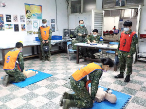 官兵實施CPR心肺復甦術訓練。(圖:宋沛縜)
