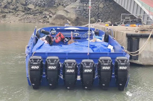 大陸福建寧德海警局19日查獲1起大馬力快艇尾掛6部舷外機涉嫌走私凍品案件及18日馬祖漁民發現1艘外掛6部舷外機、船員戴頭套可疑船隻鬼祟侵入馬祖海域,經網路披露後,也引起台灣媒體關注。(圖:中國善治法訊、網路)