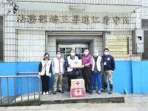 端節近了,紅會馬祖支會會長陳書建偕同理監事,共同前往矯正署金門監獄連江分監探訪及關懷,贈送應景肉粽及水果禮盒。(圖:紅十字會馬祖支會)